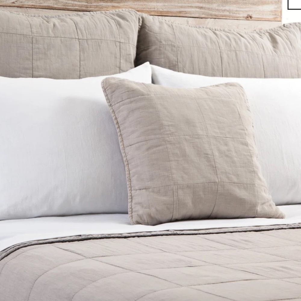 Pom Pom At Home
Antwerp Cotton Pillow Sham
$92 28" H X 28"' W
Large Euro
Natural